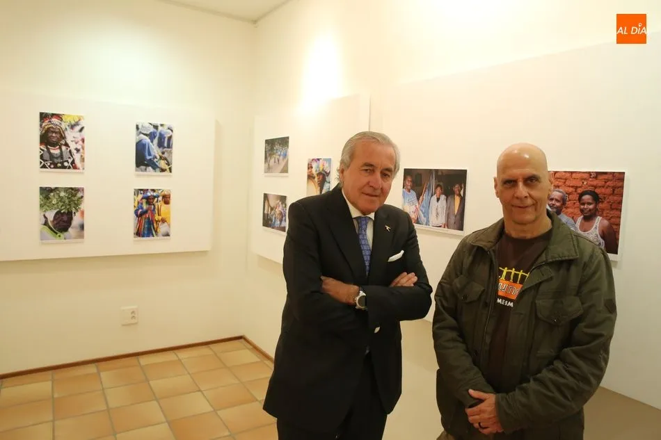 El autor de la muestra Marco Antonio Sá y el director del Centro de Estudios Brasileños, Ignacio Berdugo. Foto: Alberto Martín
