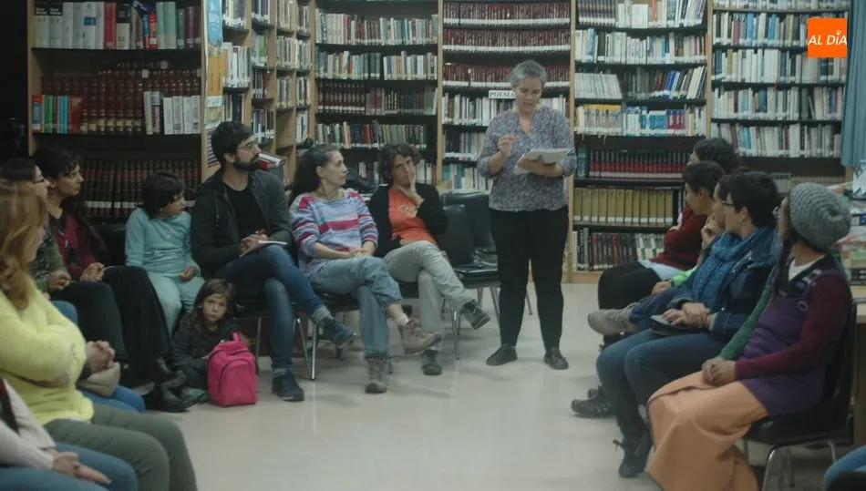 Claudia Amaral, técnica de la Fundación Cepaim, explicó el objetivo de esta jornada / SILVESTRE