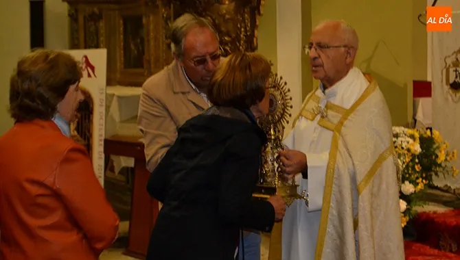 La veneración de la reliquia de Santa Teresa cerraba los actos litúrgicos en honor a la Santa
