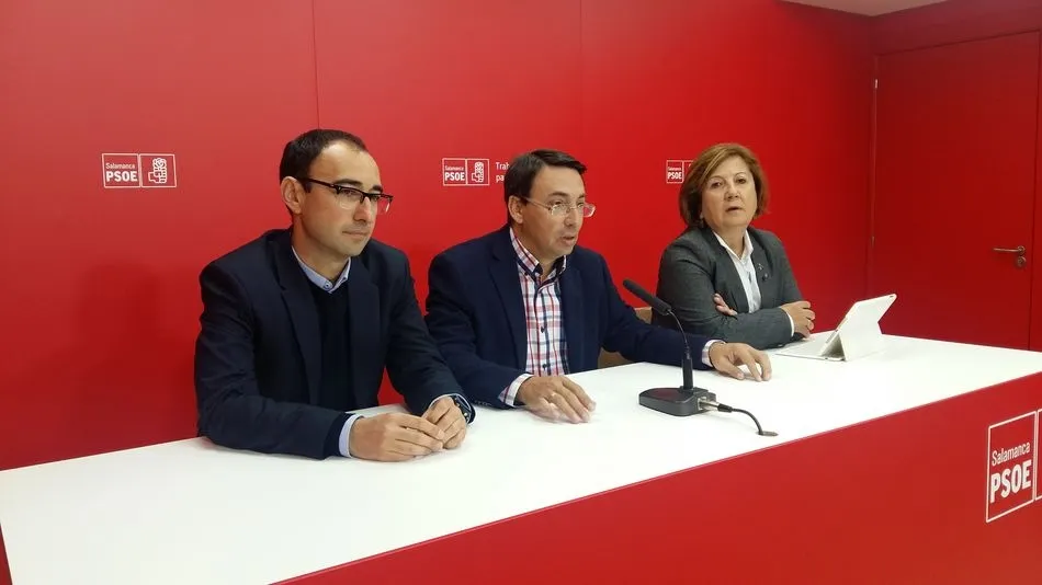 De izq. a dcha., David Serrada, Fernando Pablos y Rosa López, en la sede del PSOE de Salamanca