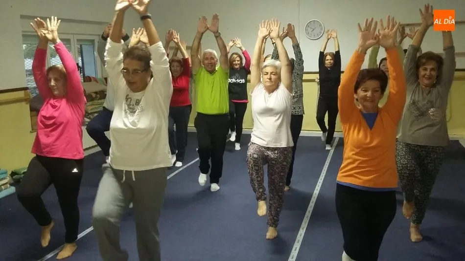 En Cipérez cuidan la mente y el cuerpo con clases de yoga  