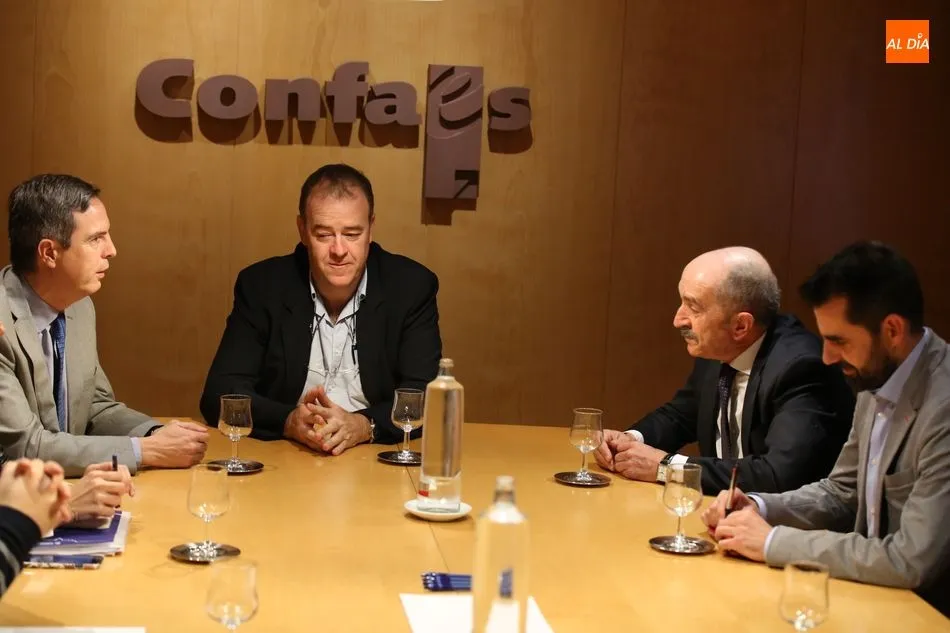 Un momento de la reunión mantenida este martes con representantes de Confaes. Foto: Alberto Martín
