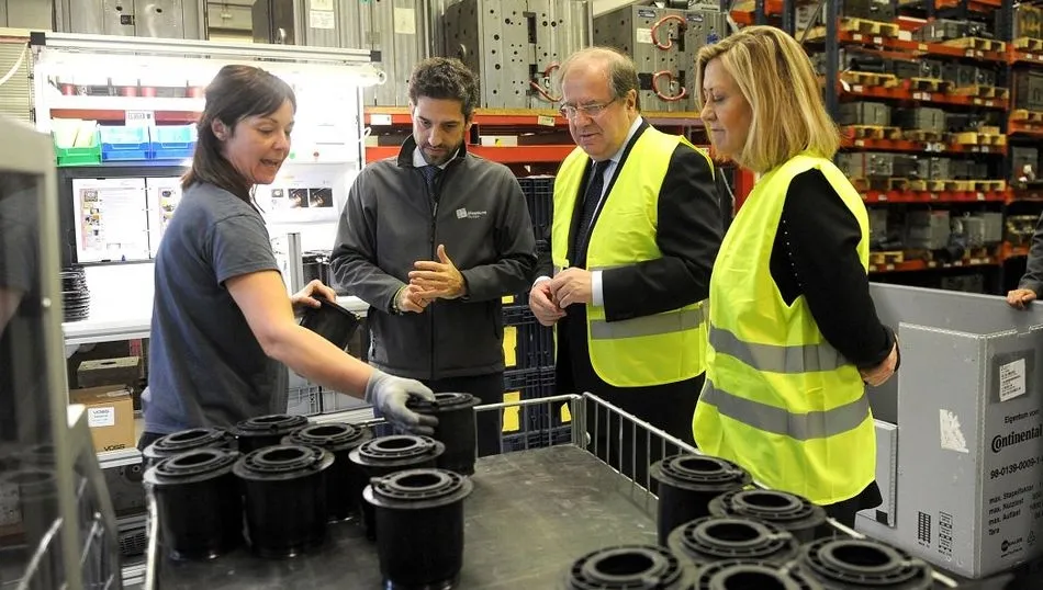 Herrera y la consejera Pilar del Olmo, visitando Pásticos Durex