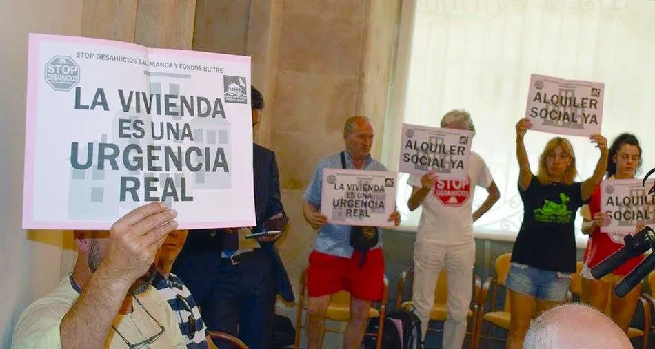 Protesta de Stop Desahucios en el pleno del Ayuntamiento de Salamanca