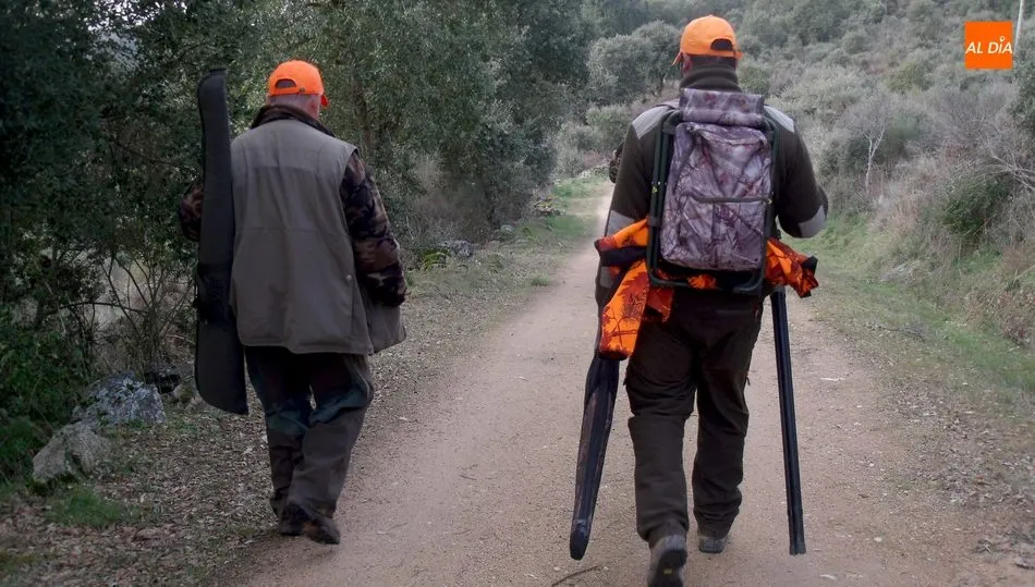 El uso de prendas reflectantes, además de ser obligatorio, es fundamental en la seguridad de los cazadores