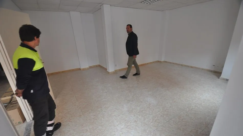 El alcalde visita las obras de reforma de uno de los nuevos espacios del archivo municipal