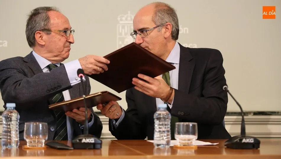 Jesús Juanes, presidente de Cruz Roja, y Javier Iglesias, presidente de la Diputación, han firmado los convenios. Foto: Alberto Martín