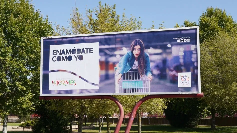 Uno de los carteles publicitarios repartidos por la ciudad.