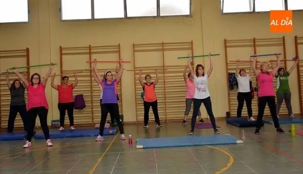 Las alumnas de gimnasia haciendo uno de los ejercicios en el gimnasio del colegio / E. Corredera