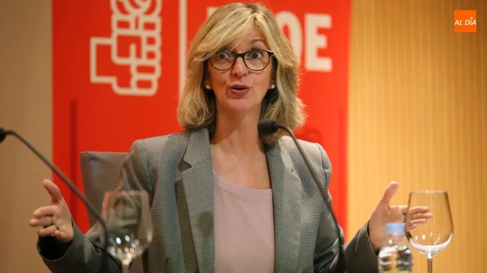 Mercé Perea durante su charla-coloquio en el centro de Mayores ‘Tierra Charra’ / Foto: Alberto Martín