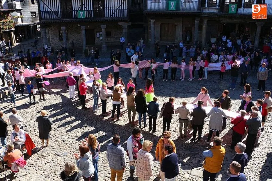 Cada año, los albercanos celebran el Día Mundial Contra el Cáncer de Mama formando un lazo gigante en la Plaza Mayor