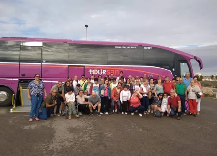 Alumnos, monitores, personal y familiares de Acopedis disfrutan de unos días de descanso en La Manga del Mar Menor