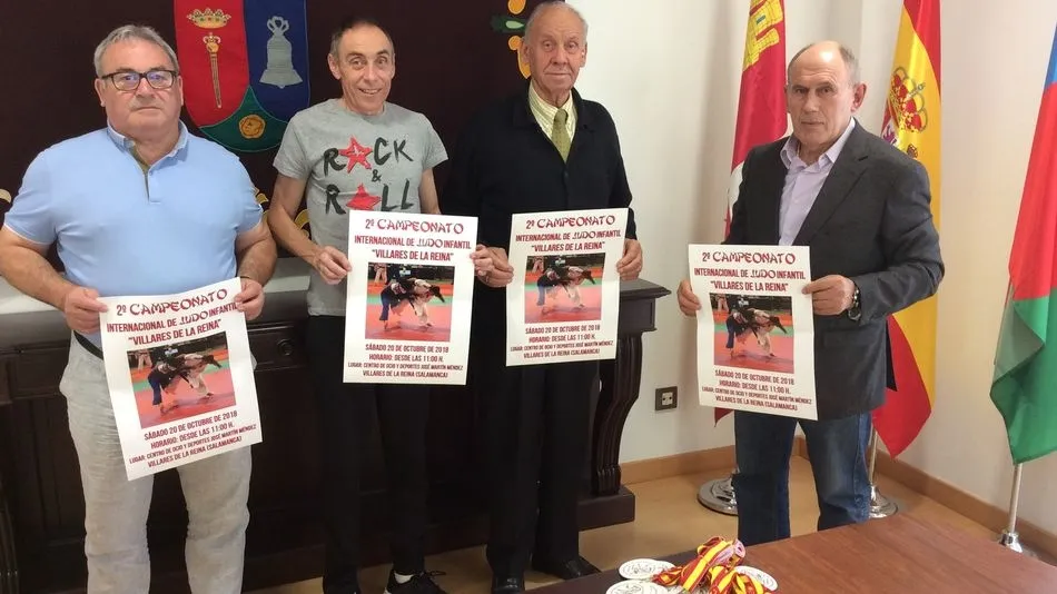 El alcalde y concejal de Deportes de Villares, y los responsables del torneo, encabezados por Vicente Zarza.