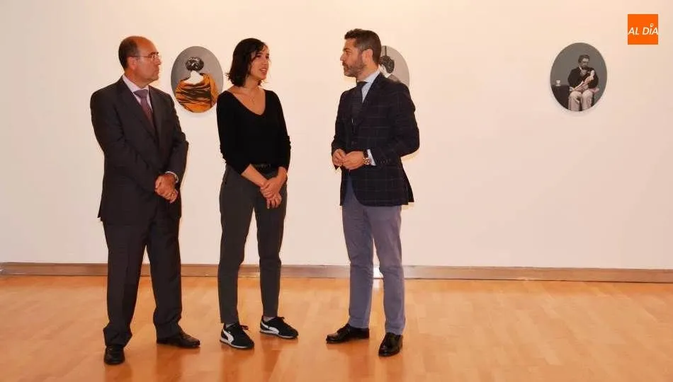 Cristina Toledo, en el centro, en la presentación de esta muestra en el Da2. Foto de Lydia González