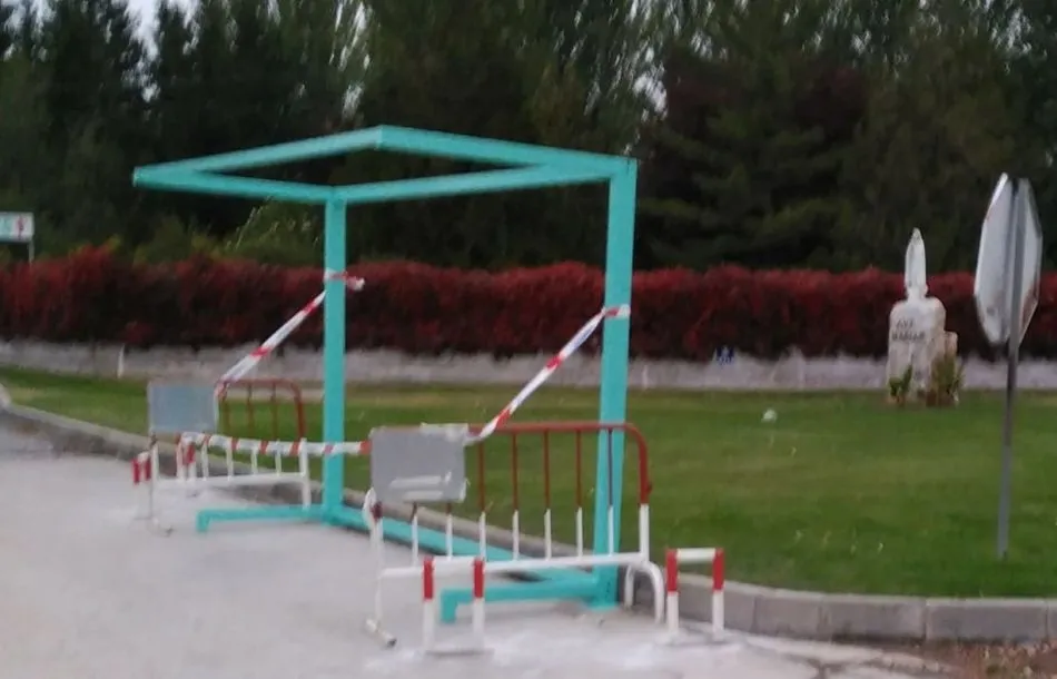 La parada de autobús de la Residencia San Camilo cuenta con una marquesina