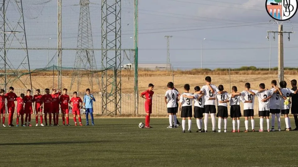Los jugadores del Salamanca UDS de Primera Infantil y los del Hergar guardan un emotivo minuto de silencio antes de un partido.