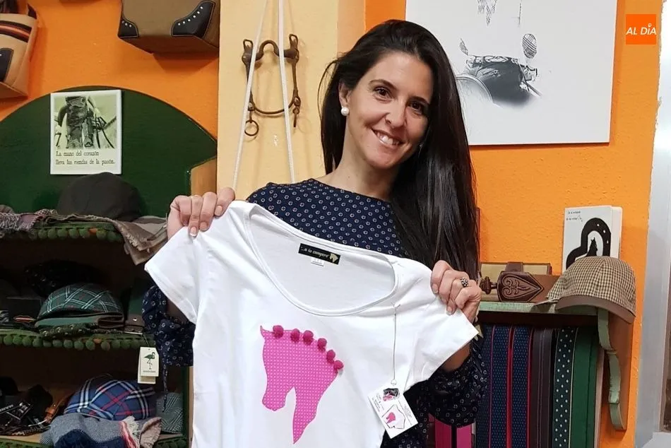 Esther Gorjón muestra la camiseta diseñada para la campaña de apoyo a la investigación / E. Corredera