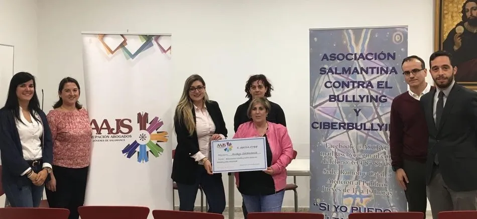 Representantes de ambas agrupaciones, durante la donación.