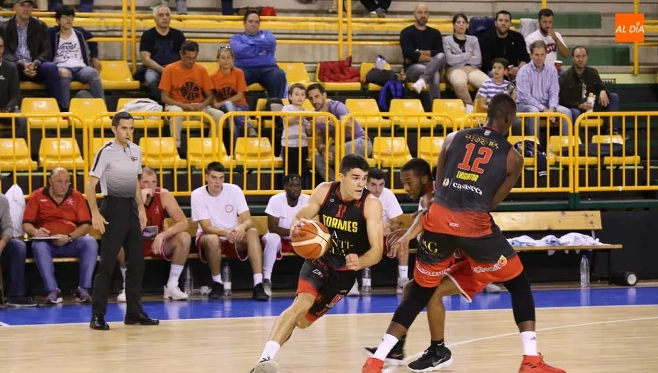 Una acción del partido ante Gijón.