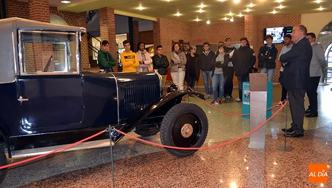 Escolares del IES Peñaranda asistían a la presentación de la exposición Leyendo Motores en el CDS
