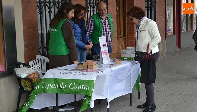 La AECC instalaba este jueves una mesa informativa en la Plaza de España