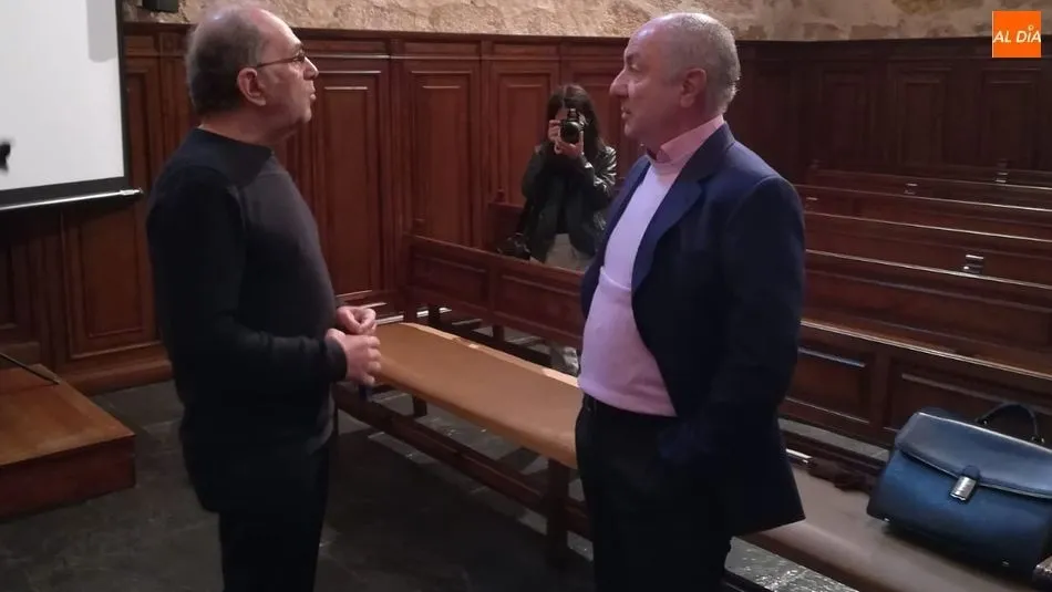 Ardiles recibe las explicaciones de un responsable de la Facultad de Geografía e Historia. Fotos: Lydia González