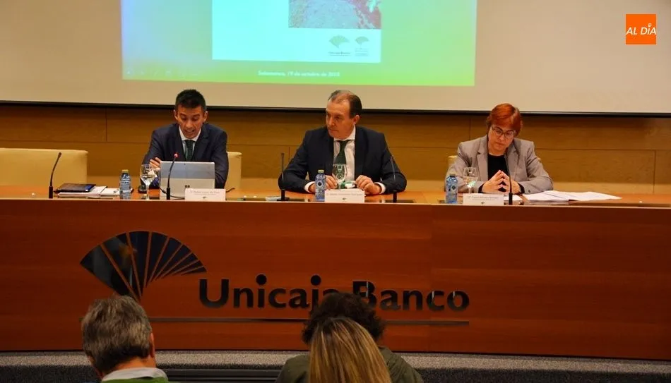 Presentación del informe a cargo del consejero Delegado de Analistas Económicos de Andalucía,  Rafael López del Paso; la coordinadora del informe, Felisa Becerra, y el director de Área de Salamanca Capital de Unicaja Banco, Alberto Gurrionero. Foto de Lyd