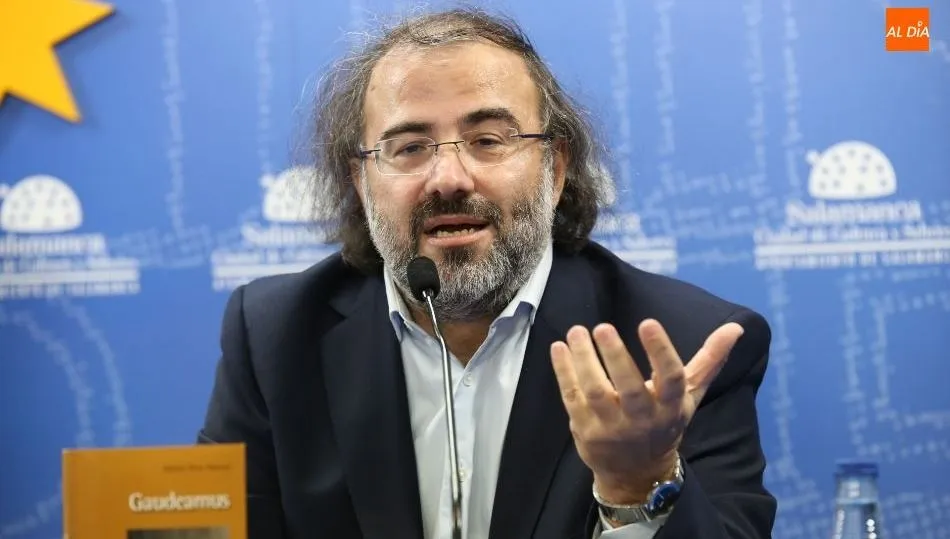 El poeta Alfredo Pérez Alencart, colaborador de SALAMANCA AL DÍA, en la presentación de esta antología. Foto de Alberto Martín