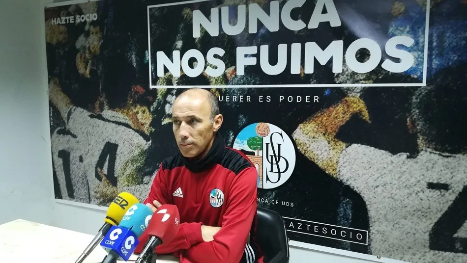 Calderón, al comienzo de la rueda de prensa. Foto: RFG