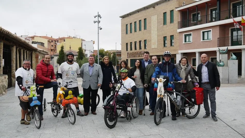 Juan Meira ha llegado hoy a Carbajosa de la Sagrada, donde ha sido recibido por los representantes municipales