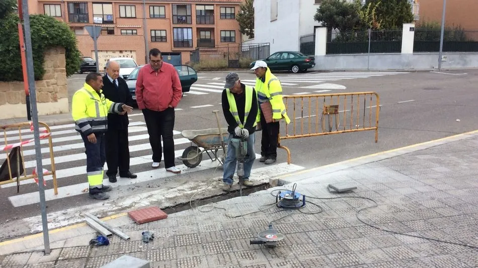 El alcalde y el concejal de Urbanismo visitan los trabajos que se realizan en las aceras