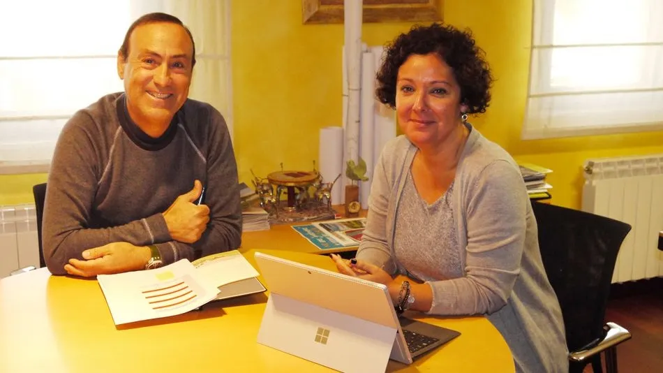 El alcalde, Pedro Samuel Martín, y la concejala de Juventud, Águeda Arranz