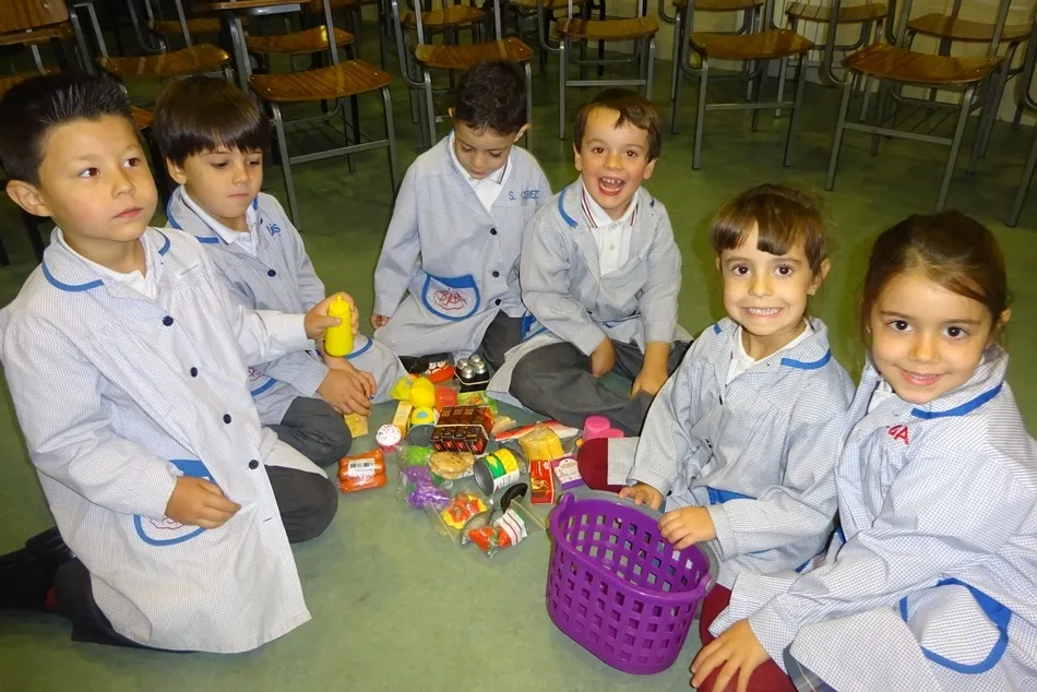 Alumnos en los talleres de consumo responsable