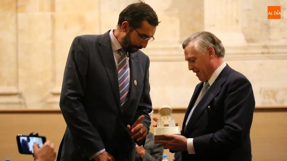 Huerta de Soto recibe el premio emocionado. Fotos: Alberto Martín