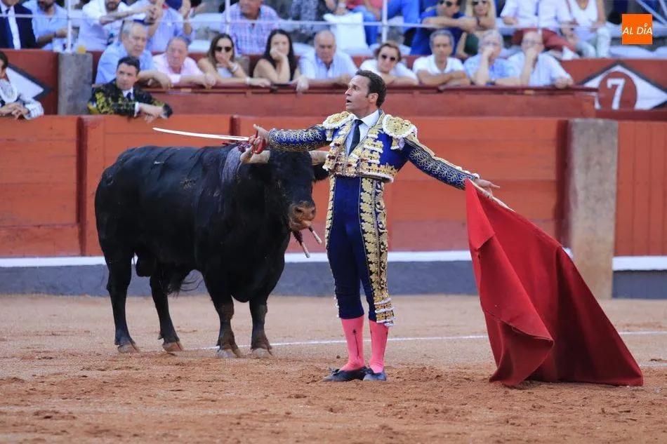 Ferrera en el momento de indultar a Liricoso, de la ganadería Montalvo / MIGUEL HERNÁNDEZ