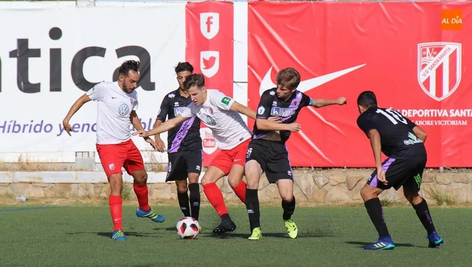Una jugada del encuentro entre los tormesinos y el Numancia B de la pasada jornada. Foto: Alberto Martín