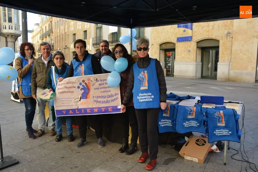 ASEA en su mesa informativa situada en la plaza del Liceo / Foto: Lydia González.