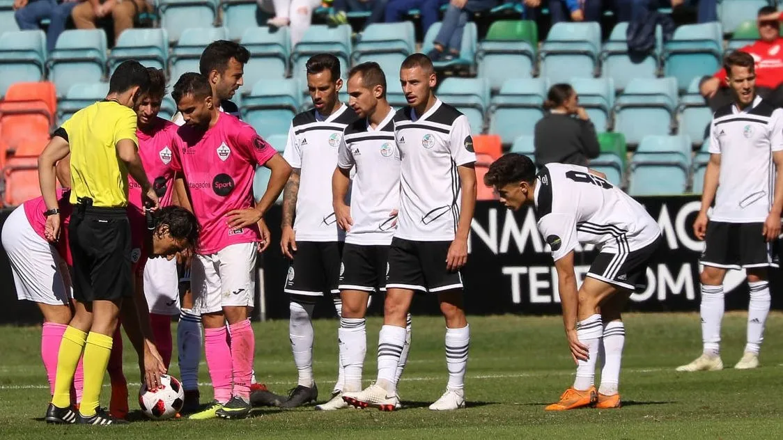 Varios jugadores del Salamanca UDS se disponen a formar barrera en el choque ante el San Sebastián de los Reyes. Foto: www.salamancacfuds.com