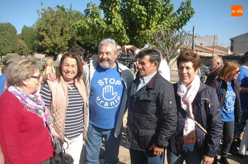 José Pinto, siempre comprometido con los pueblos, no faltó a la protesta contra la mina en Vitigudino / FOTOS: SILVESTRE