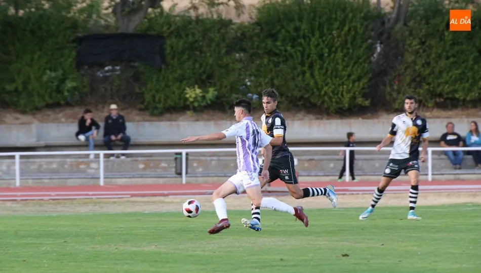 Una acción del encuentro frente al Real Valladolid B en las Pistas. Foto: Alberto Martín