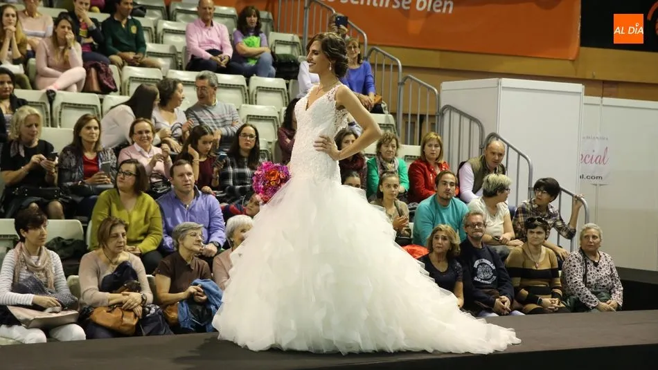 La primera jornada ha contado con desfiles de vestidos de novia, tocados y peluquería. Foto: Alberto Martín