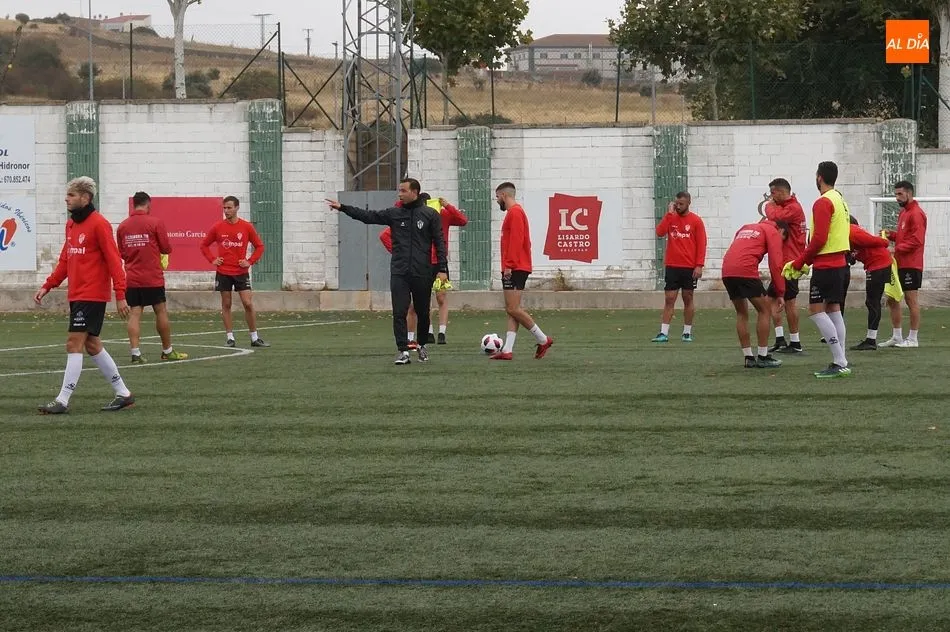 El entrenador del Guijuelo, Ángel Sánchez, da indicaciones a los jugadores durante un entrenamiento esta semana