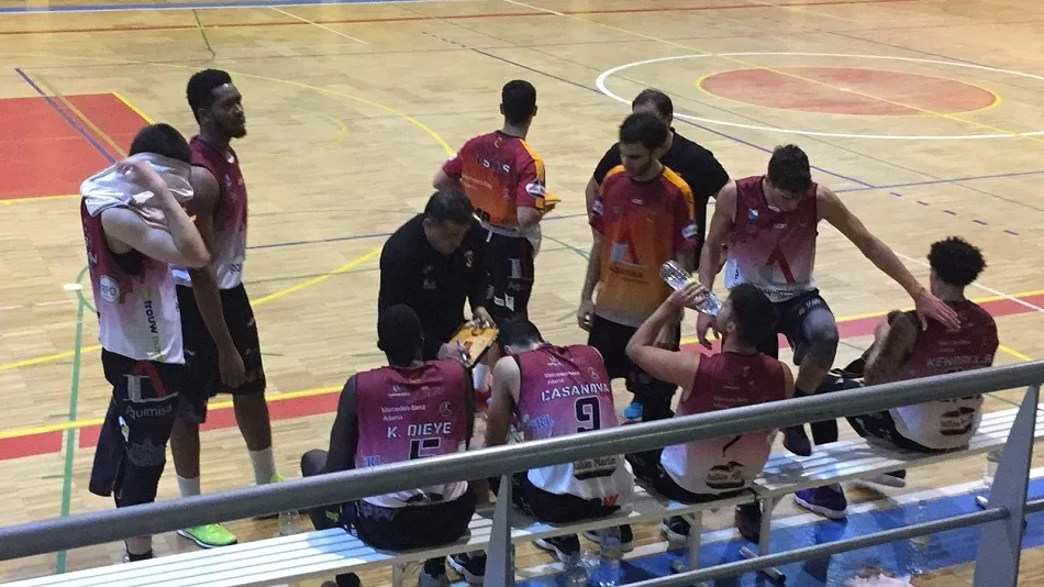 Los jugadores de Aquimisa Carbajosa, durante un tiempo muerto.