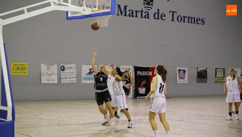 Una acción del encuentro disputado este sábado en Santa Marta. Fotos: Alberto Martín