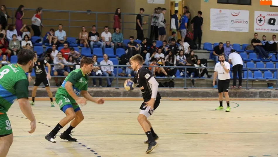 Acción de un partido disputado en el pabellón Río Tormes. Foto: Alberto Martín