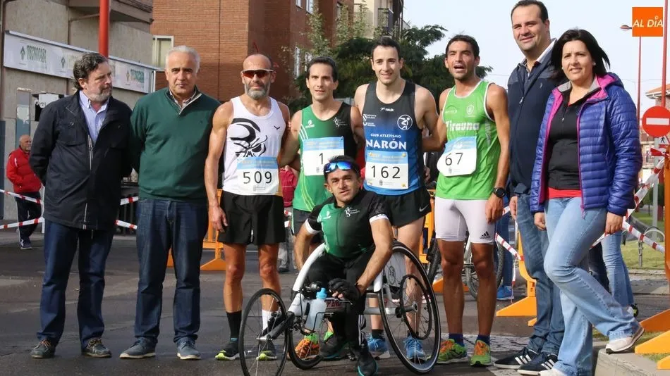 Los cuatro primeros clasificados, junto a las autoridades. Fotos: Alberto Martín