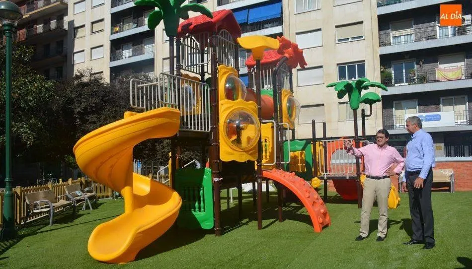 Alfonso Fernández Mañueco en su visita al parque Julián Sánchez El Charro. Foto de Lydia González