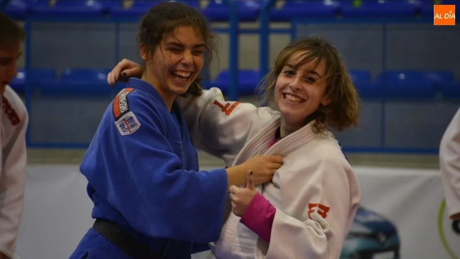 Dos jóvenes, sonrientes durante el entrenamiento. Fotos: Lydia González