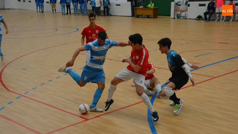 Un lance del encuentro disputado este domingo en La Alamedilla. Fotos: Lydia González