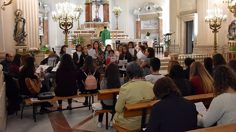 Coro formado por alumnos del colegio durante la liturgia.